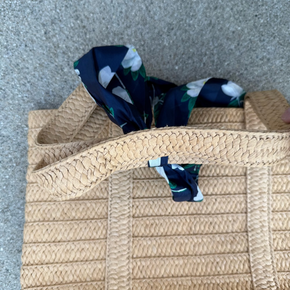 Draper James Straw Tote Bag with Floral Tie Scarf preloved - Picture 10 of 12